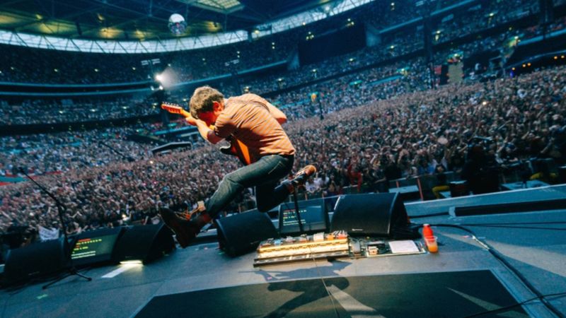 blur: Live at Wembley Stadium Backdrop Image